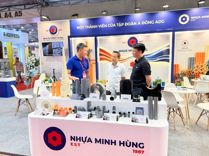 Khách tham quan gian hàng, tìm hiểu về dòng sản phẩm ống nhựa kỹ thuật CPVC